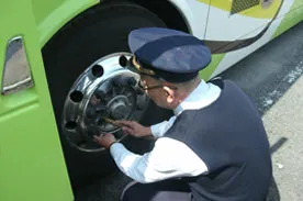 車両点検を行っている男性職員