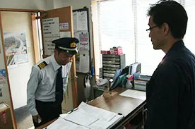 点呼を行っている男性職員