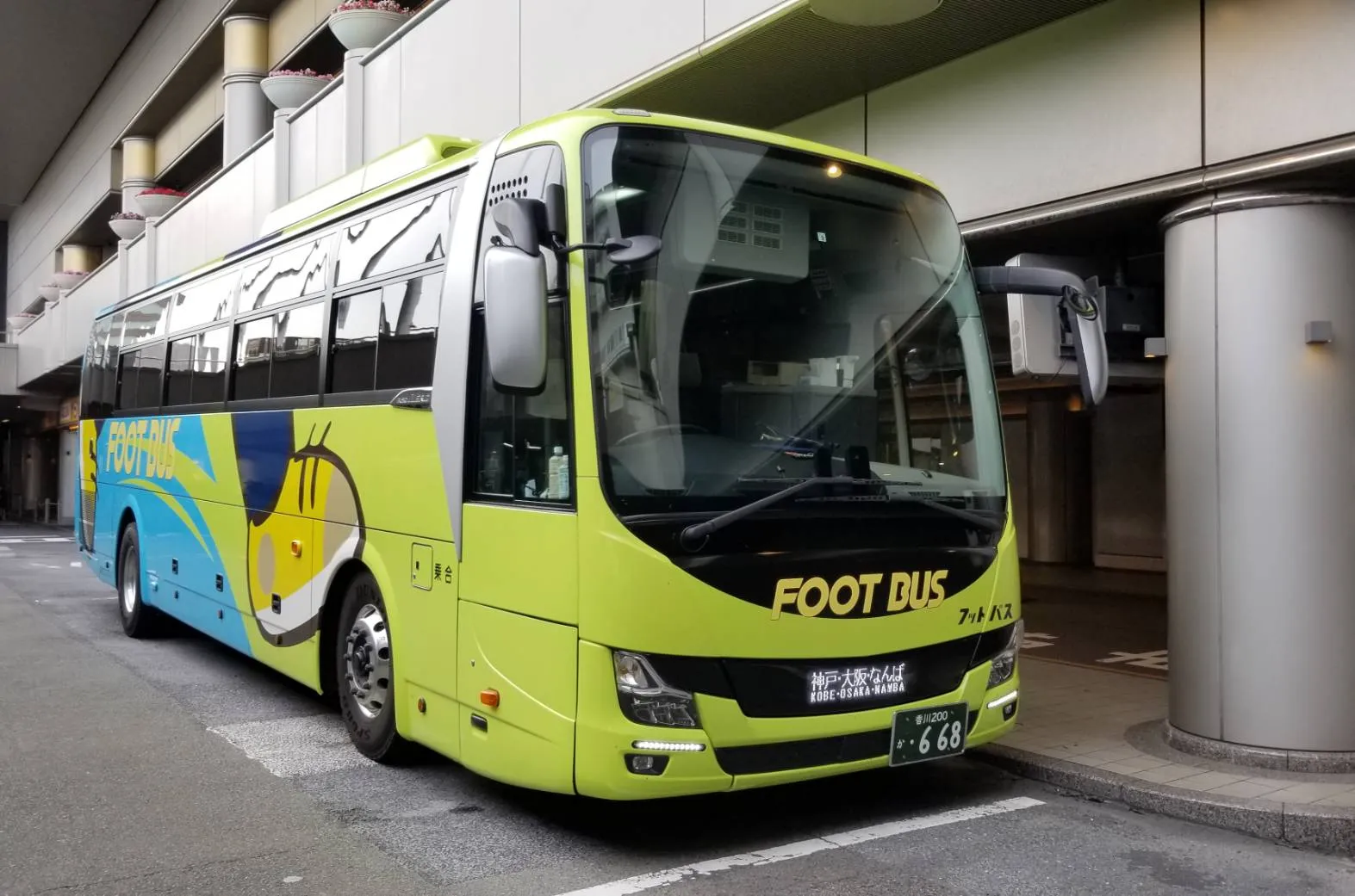目的地に停車中のバス