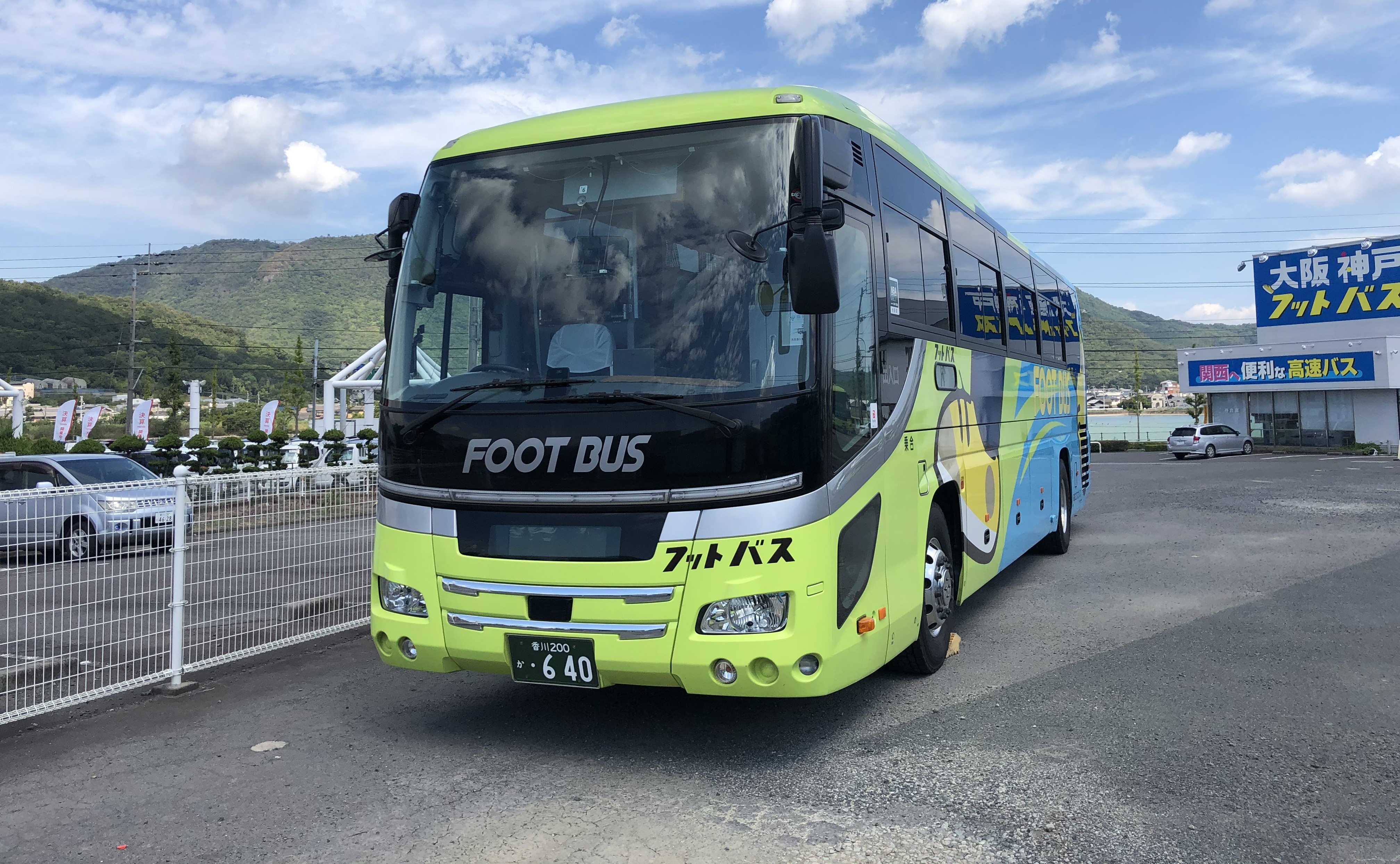 営業所に停車中のバス