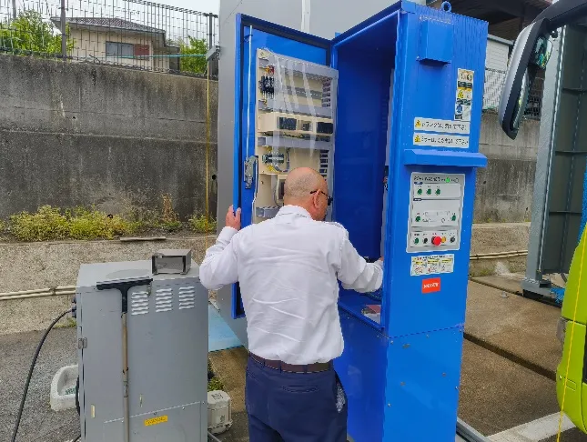 給油を行っている男性職員