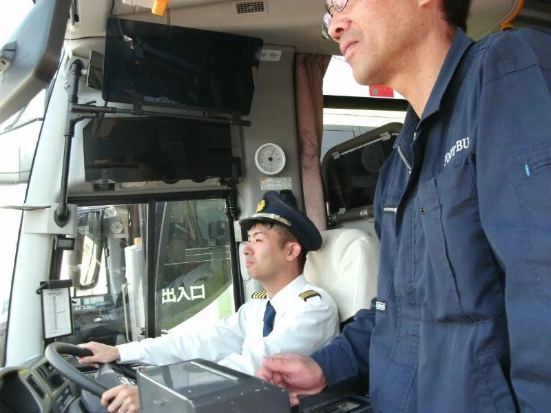 初任者研修で運転席に乗車している男性職員