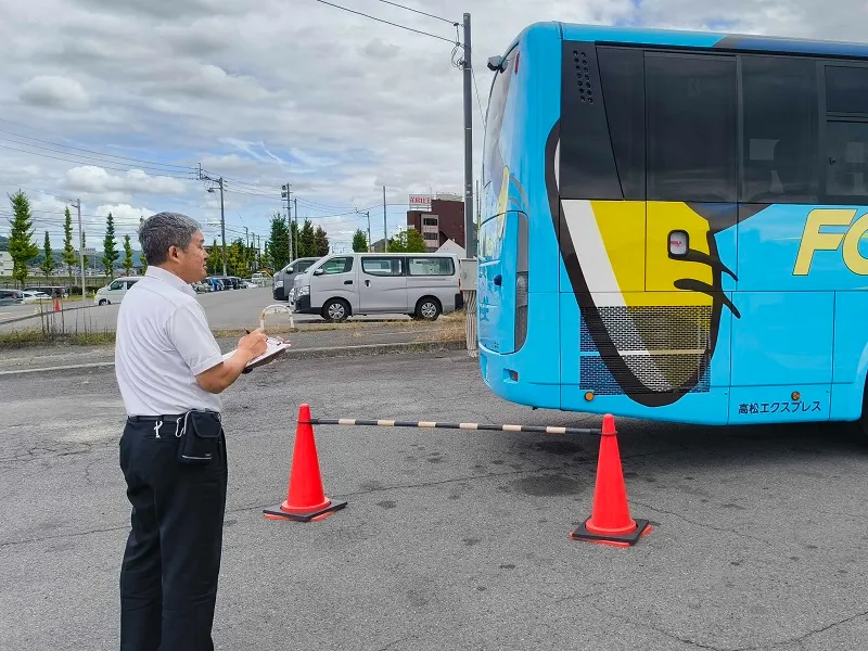 初任者研修で車体を確認している男性職員