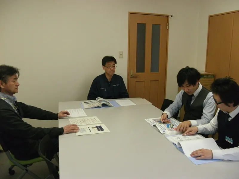 定期講習を受講している男性職員４人