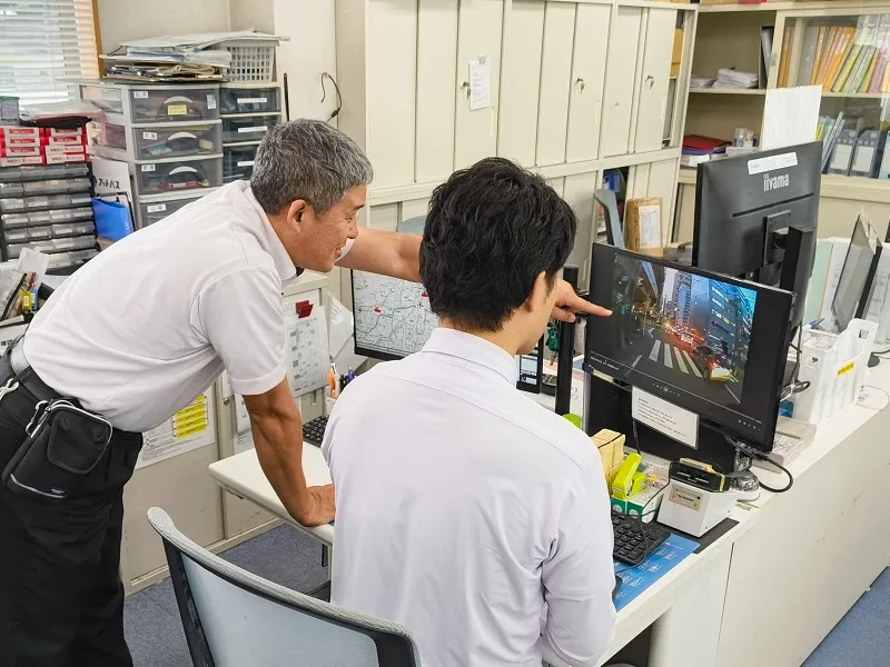 動画を見ながらヒヤリハット講習を行っている男性職員２人